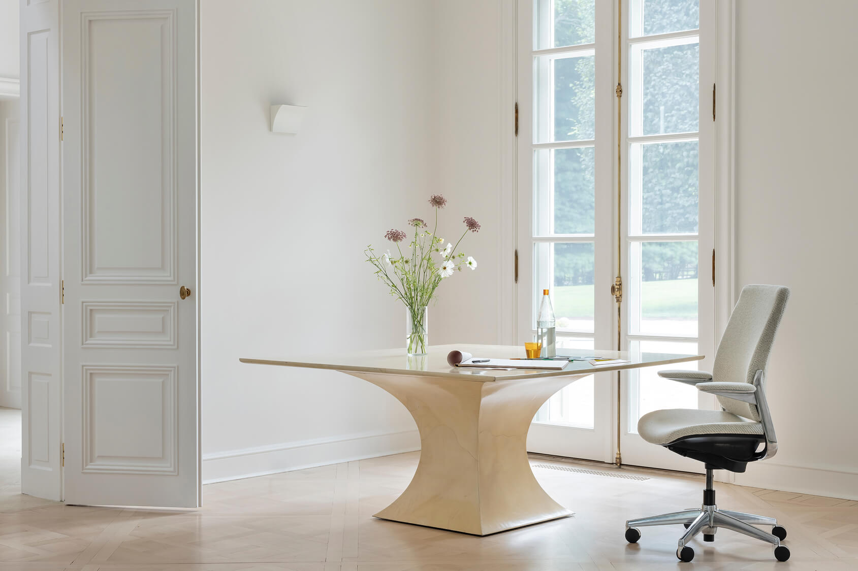 Freedom Headrest in Kvadrat Vanir textile with Graphite Frame